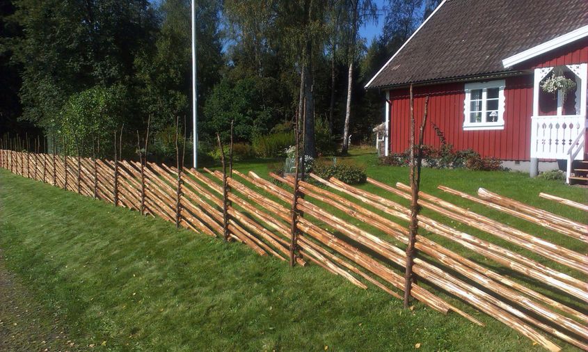 Dubbelt trästaket i modell smålandsstaket.