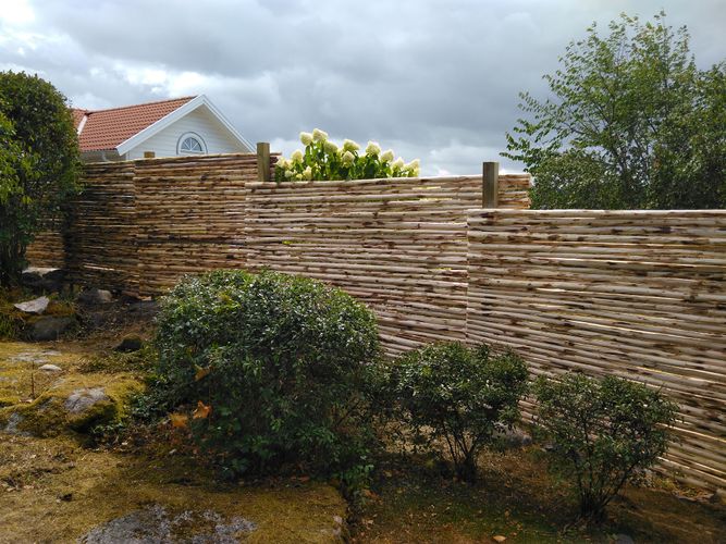 Insynsskydd i trä av traditionell staketsmodell.