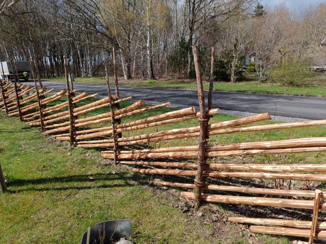 Dubbelt smålandsstaket av traditionell modell.